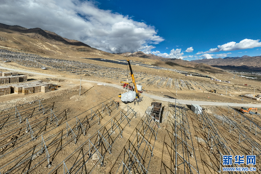 在建设中的110千伏协合措美县20（MW）并网光伏电站项目（无人机照片）。新华网 旦增努布 摄