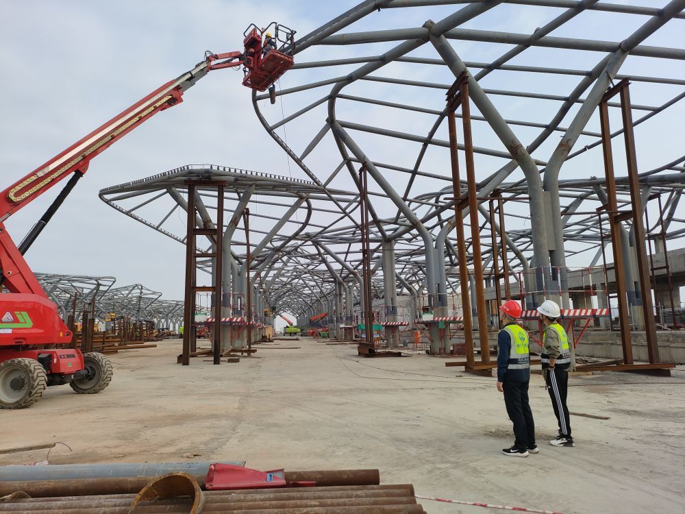 2月10日，中铁广州局施工团队正在海口“二线口岸”项目施工作业。 新华社记者 王存福 摄