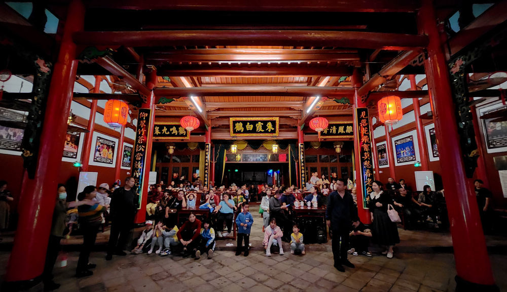 在泰宁县尚书巷历史文化街区梅林戏展示中心，人们等待观看梅林戏演出（4月19日摄）。