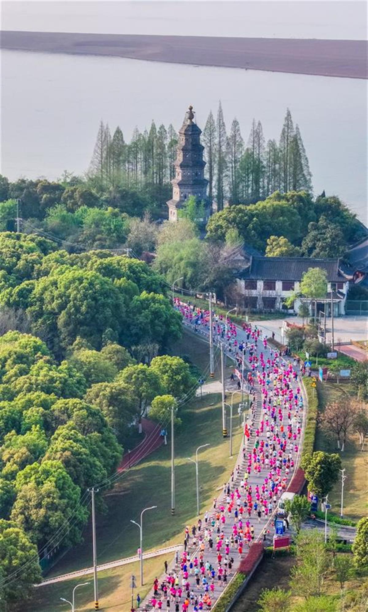 选手在荆江大堤赛段奔跑.jpg