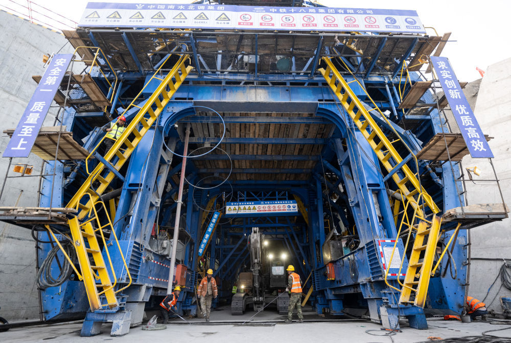 图为8号平洞施工现场。新华社记者肖艺九 摄