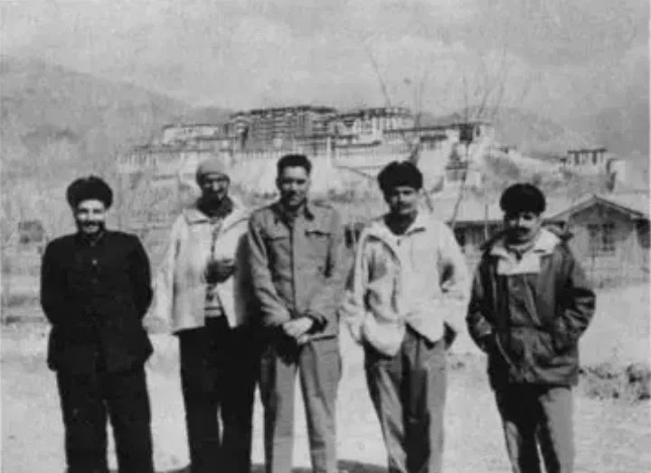 印军被俘军官（左起）：拉顿·辛格中校、阿鲁瓦利亚中校、达尔维准将、瑞克中校、泰瓦利中校在拉萨参观布达拉宫时的合影