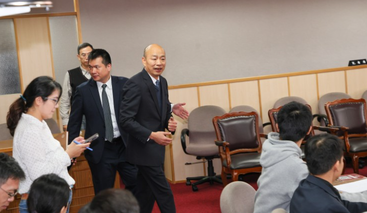 韩国瑜2月19日主持党团协商。图自台湾风传媒