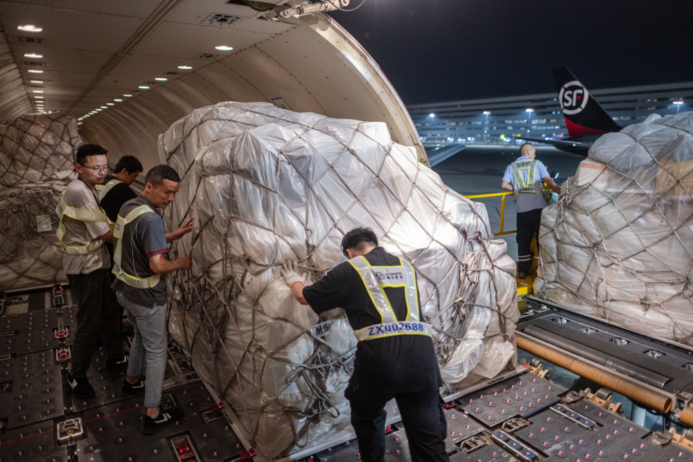 5月25日凌晨，工人在鄂州花湖国际机场停机坪进行装载作业。新华社记者 肖艺九 摄