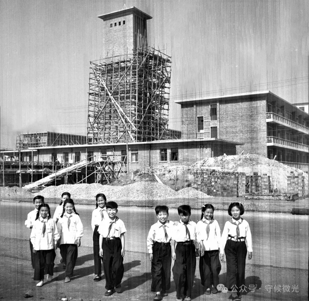 1980年，北京市朝阳区芳草地小学的中外小朋友在“六一”节前夕练习跳舞，准备到少年宫表演。中青报老照片