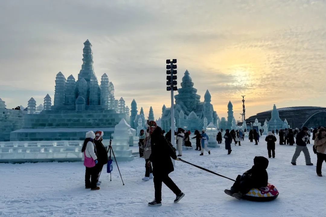 12月21日，游客在哈尔滨冰雪大世界园区内游玩 新华社