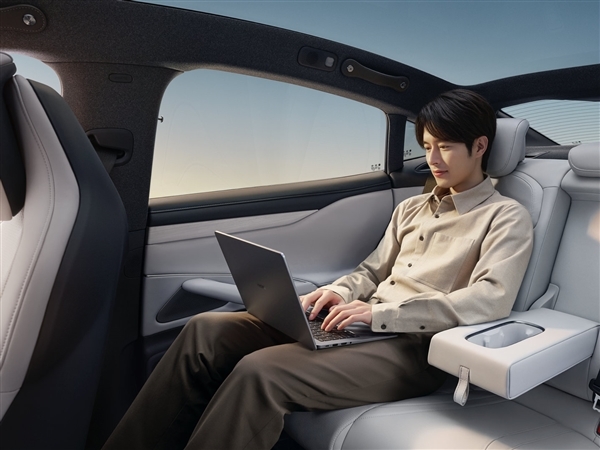 小米SU7内饰高清图公布!坚持保留物理按键 二排空间超宝马5系