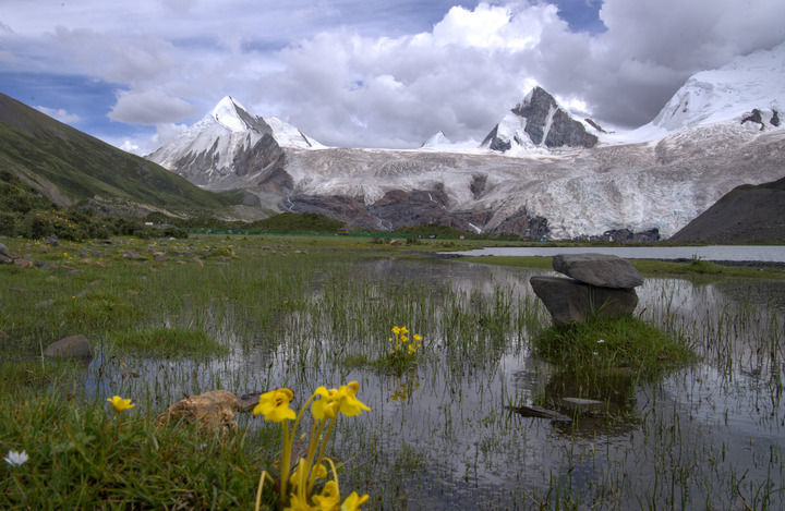 夏日的萨普雪山和山麓湿地静谧壮美。新华社记者 姜帆 摄