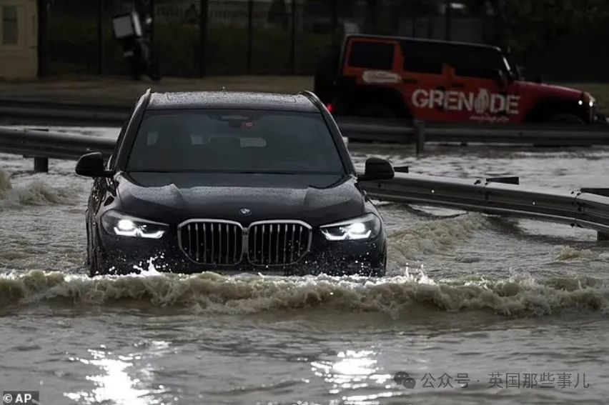 （在积水里熄火的车）