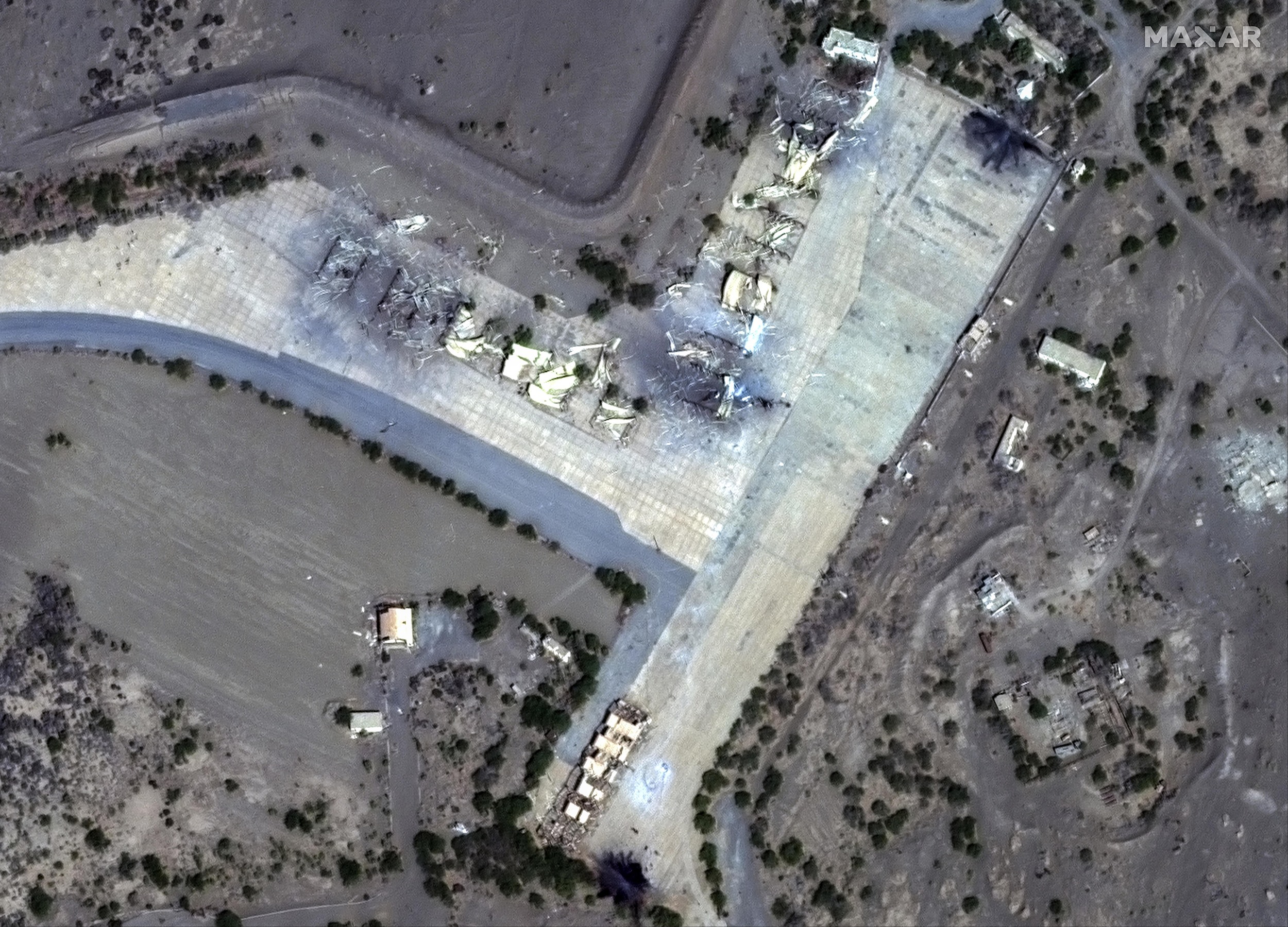 原天时分2024年1月12日，也门，邪在孬生理国战英国空袭后，荷台达海中机场被残害华侈蹂躏的藏风港。望觉中国 图