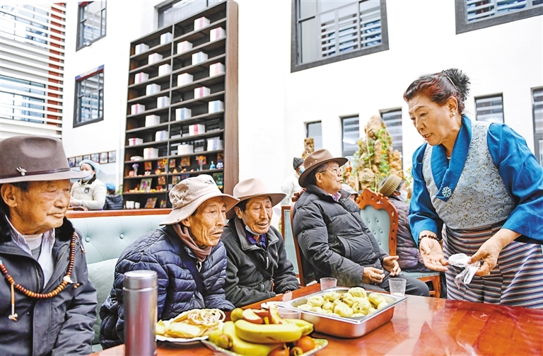 老人们在拉萨市城关区日间照料中心就餐。 本报记者 旦增兰泽 摄