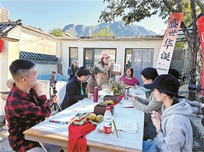 李冰心和团队一起开会
