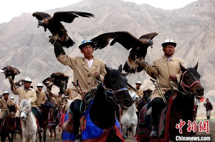近日，2024年新疆阿合奇县猎鹰文化旅游季拉开帷幕，驯鹰传承人向游客展示猎鹰文化。陶拴科 摄