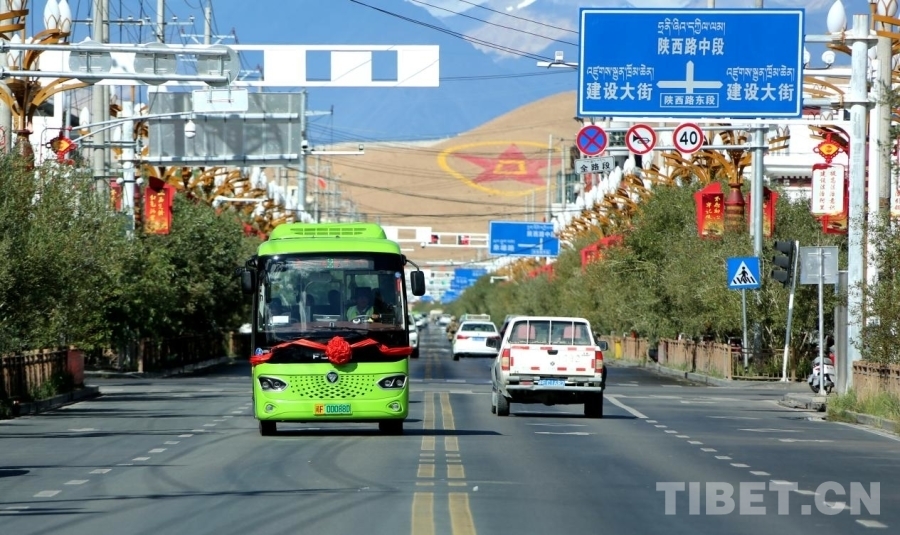 图为第一班2路公交车行驶在狮泉河镇陕西路上 摄影:王佳豪