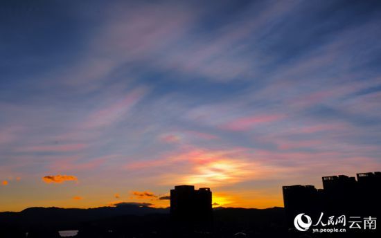 日出前夕,大理上空的彩云美景。赵元登摄