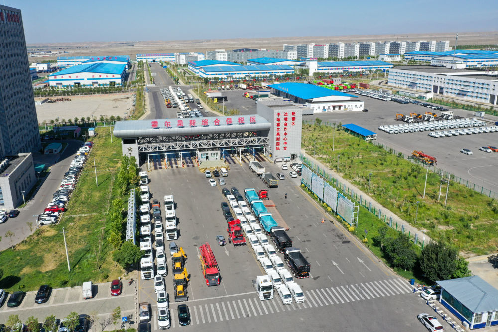 2023年7月26日，在新疆霍尔果斯综合保税区，国产商品车等待报关出境（无人机照片）。越来越多的国产商品车通过霍尔果斯口岸出境，远销哈萨克斯坦、乌兹别克斯坦等“一带一路”沿线国家。