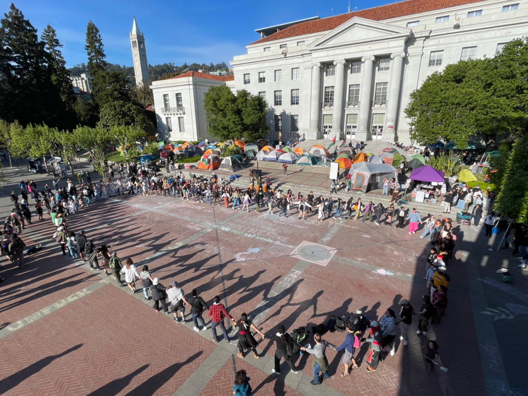 加州大学伯克利分校的抗议活动现场，学生们围起来跳舞