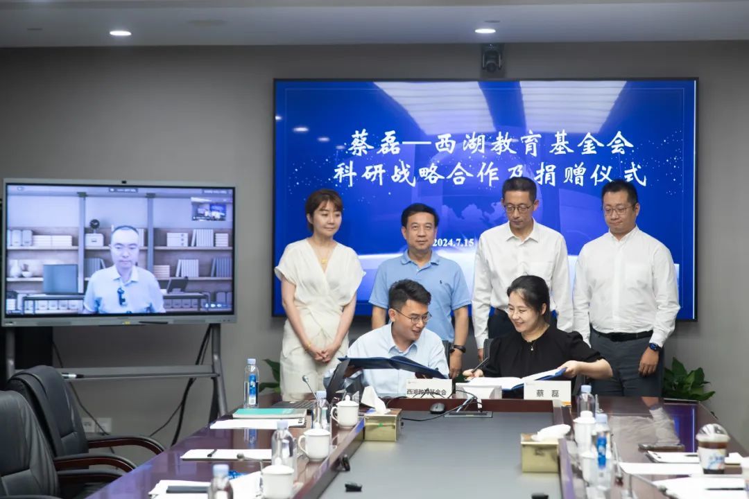 蔡磊的妻子段睿女士签订了捐赠协议