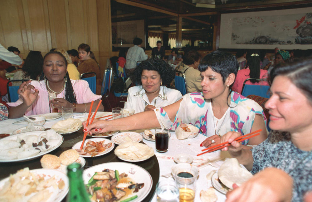 1995年9月10日，来华参加世界妇女大会的巴西代表结伴来到北京和平门全聚德烤鸭店，品尝北京烤鸭。