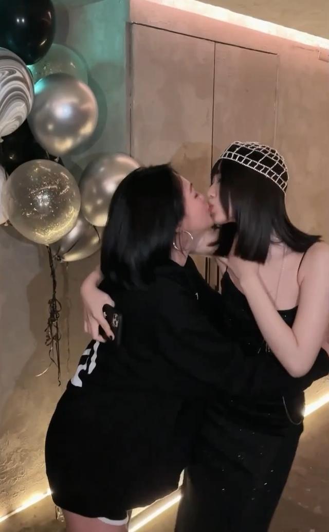 小S罕晒全家福为长女庆生，母女亲密热吻，许老三墨镜遮面最有型 - 吾爱微网