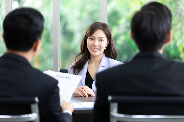 人力资源官员在工作面试中持有简历,hr officer holding resume at job interview, considering woman employee candidature for open work position.jpg