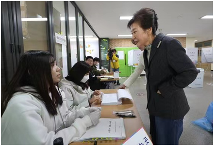 4月10日，韩国前总统朴槿惠现身大邱一处投票站为国会议员选举进行投票 图源：韩媒报道配图