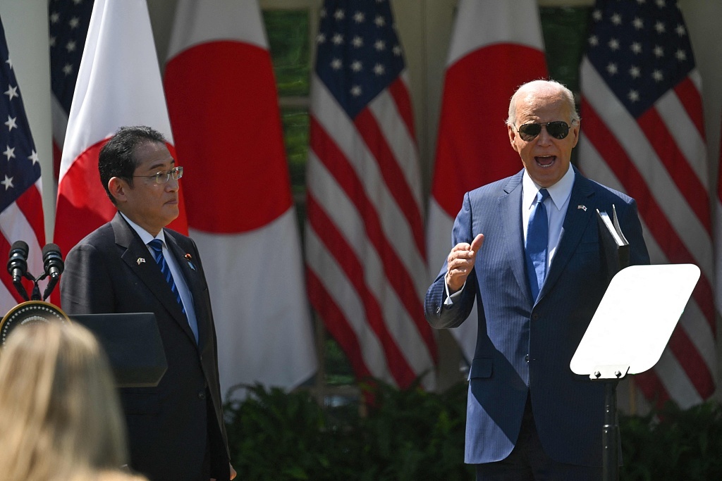 当地时间2024年4月10日，美国华盛顿特区，美国总统拜登与日本首相岸田文雄在白宫玫瑰园举行新闻发布会。 视觉中国