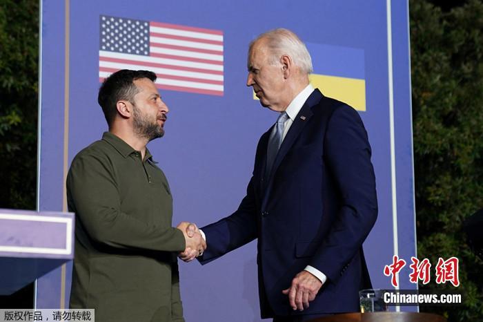 当地时间2024年6月13日，意大利，美国总统拜登和乌克兰总统泽连斯基在签署双边安全协议的当天握手。