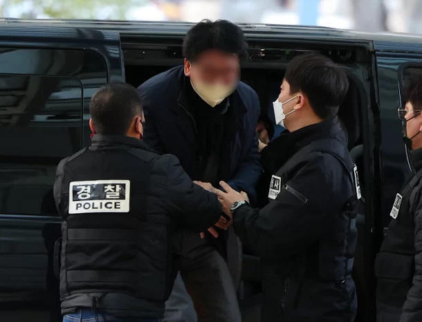 ▲警方携带扣押物品离开