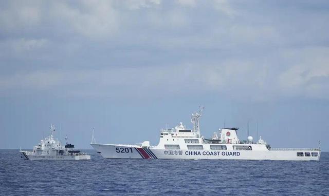 中国海警船迎接菲律宾船只