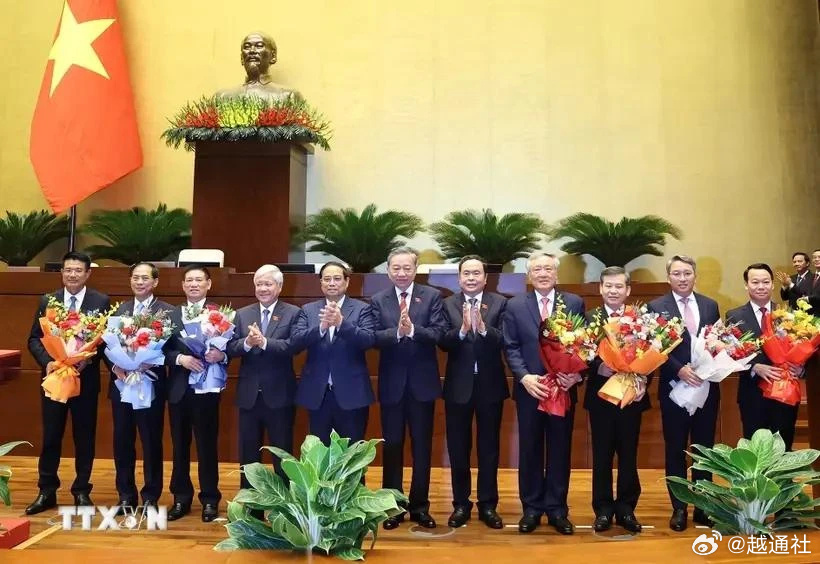 8月26日下午，在第十五届国会第八次特别会议上，在多数代表投票赞成的情况下，越南国会通过了有关批准政府总理关于任命政府副总理和部长（任期2016-2021）的建议的决议。 微博@越通社 图