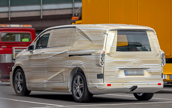 发力高端纯电MPV市场!全新纯电奔驰V级曝光:800伏架构打造