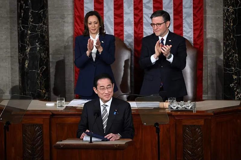 4月11日，日本首相岸田文雄（前）在美国国会发表讲话。图源：视觉中国