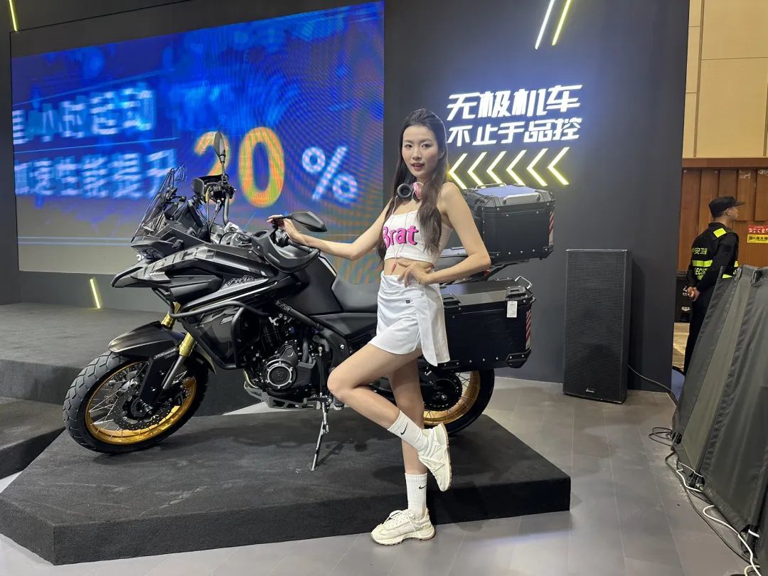 价格屠夫又出击了15499元的250仿赛cu525升级座垫sr250gt出高配无极