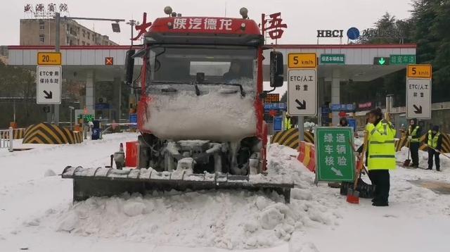 太难了！湖北高速除雪现场：机械人工循环，12人2小时仅能清理500米