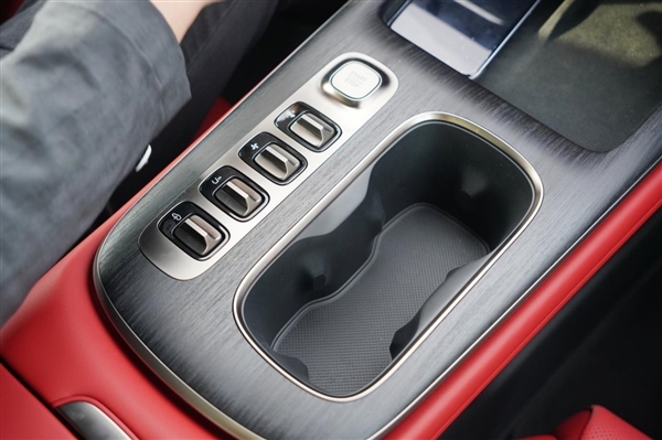 这颜值一眼种草!小米SU7雅灰图赏