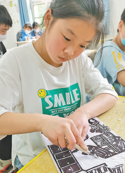安康市小学生在学习刻制版画。安康市群众艺术馆供图
