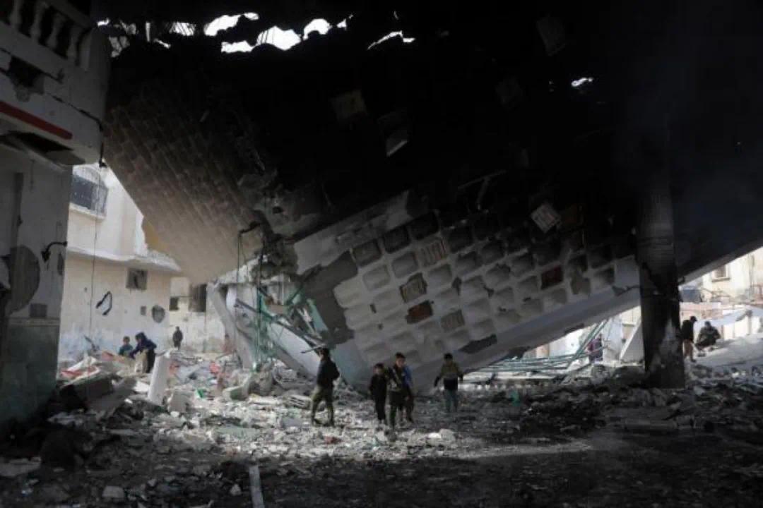 新一轮巴以冲突后，人们在加沙地带南部城市拉法查看建筑残骸 图：新华社