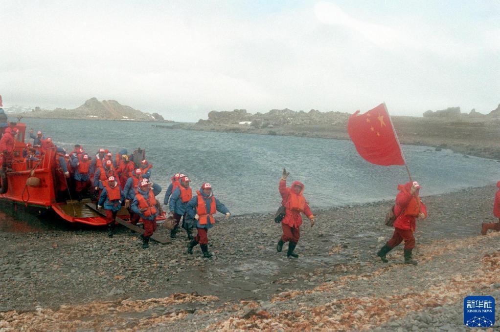 1984年12月30日，中国南极考察队在乔治王岛菲尔德斯半岛的滩头登陆成功。 新华社记者 朱幼棣 摄