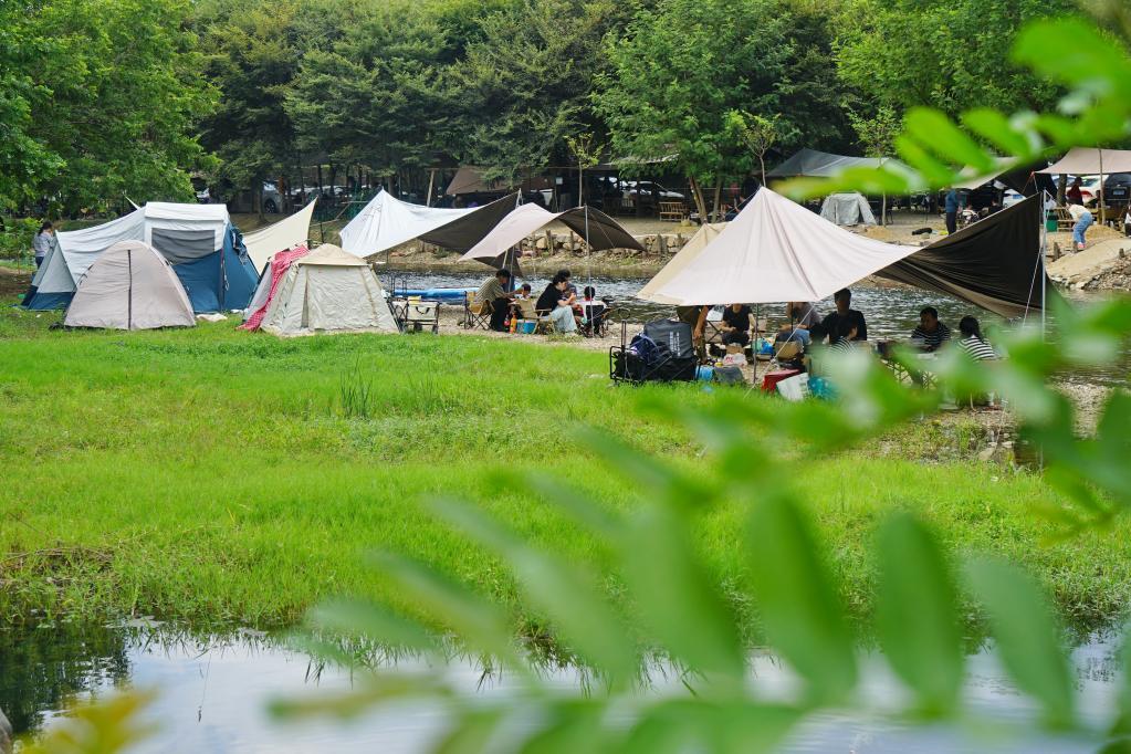 10月4日，市民在浙江省杭州市余杭区径山镇一家露营基地休闲。新华社发（金鹏摄）