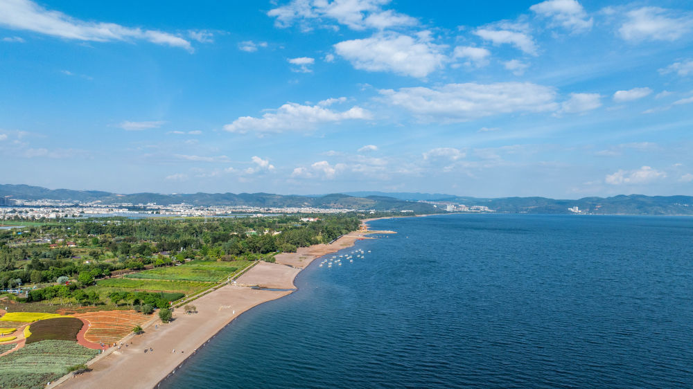 9月20日拍摄的抚仙湖一景(无人机照片)。新华社记者胡超 摄