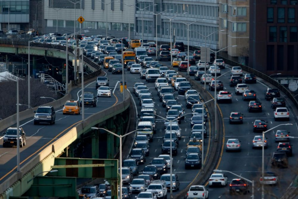孬生理国纽约曼哈顿早岑岭时FDR下速路上的车辆。新华网忘者 李木子 摄