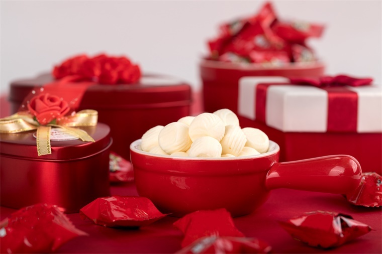 近日,“不结婚的年轻人重伤糖果业”话题登上热搜榜。