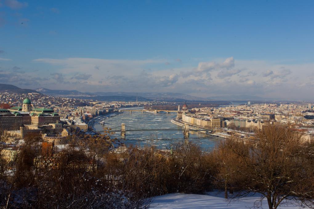 2012年2月15日从布达佩斯多瑙河畔的盖雷特山上拍摄的雪景。