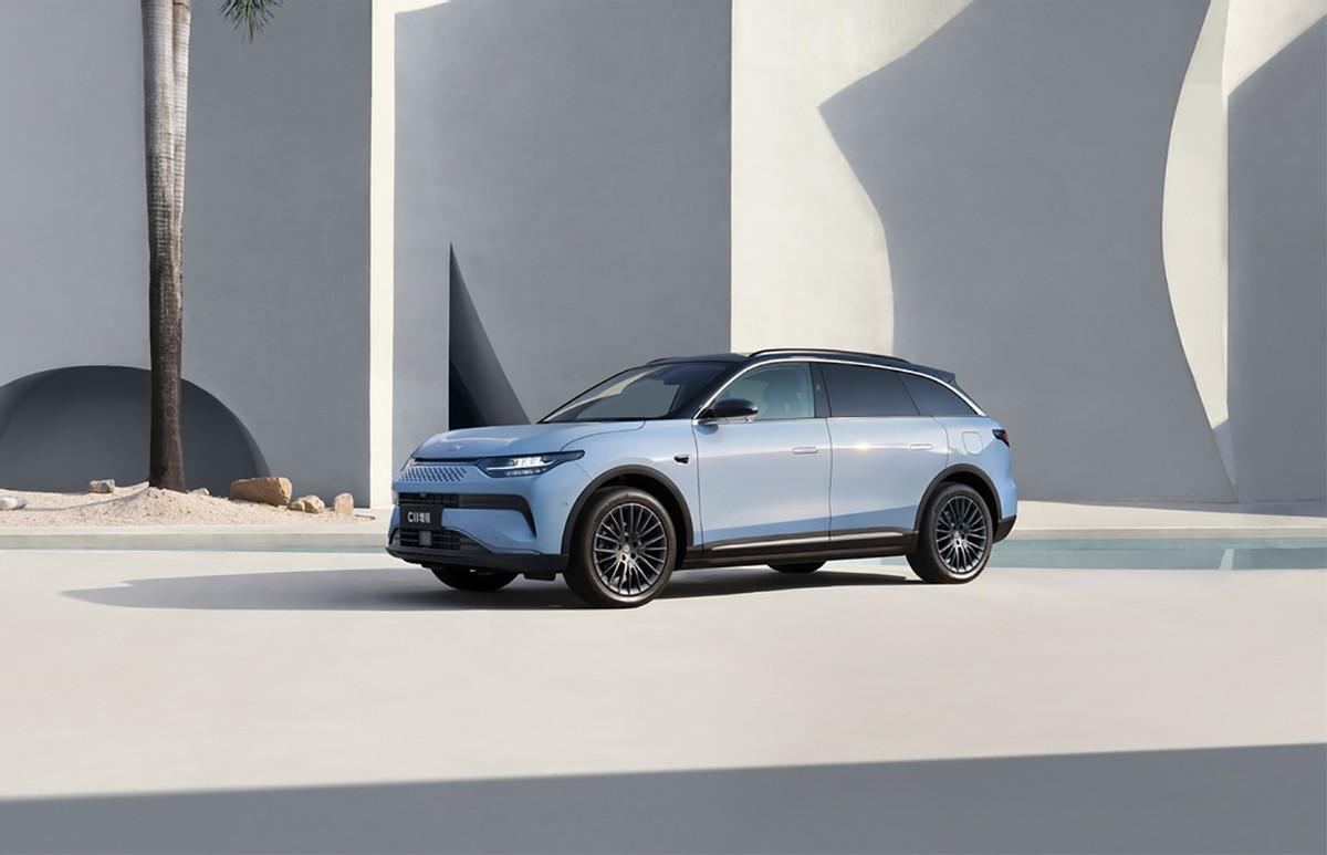 背着大电池的混动SUV:纯电续航超300km,能加油,主打一车两用