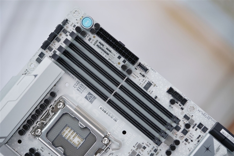 不止颜值!华硕ROG STRIX Z890-A GAMING WIFI S吹雪主板评测:300W性能释放 内存一键提速