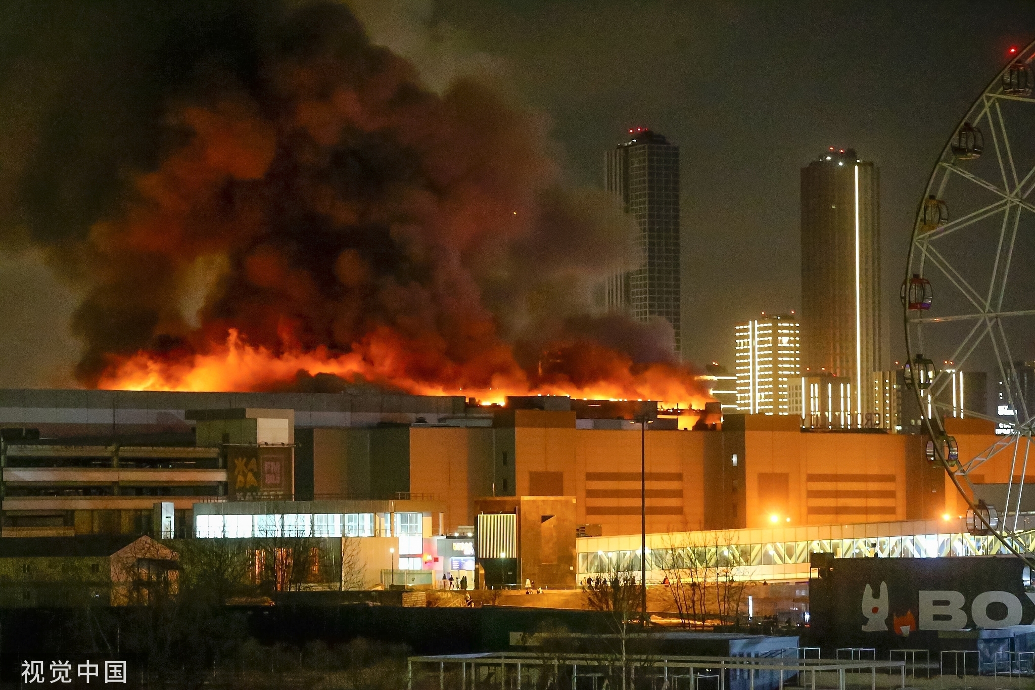 枪击事件过后，“克罗库斯城”音乐厅发生火灾 图自视觉中国
