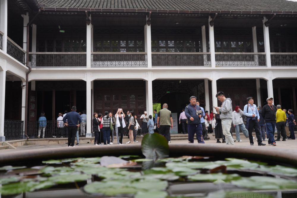 4月25日，游客在嘉业藏书楼参观。新华社记者 翁忻旸 摄