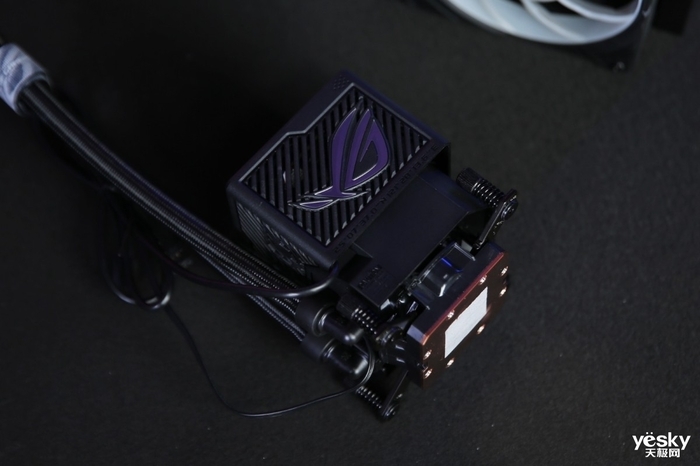 ROG MAXIMUS Z890 HERO主板+龙神3 EXTREME礼盒开箱:顶级配置,信仰拉满