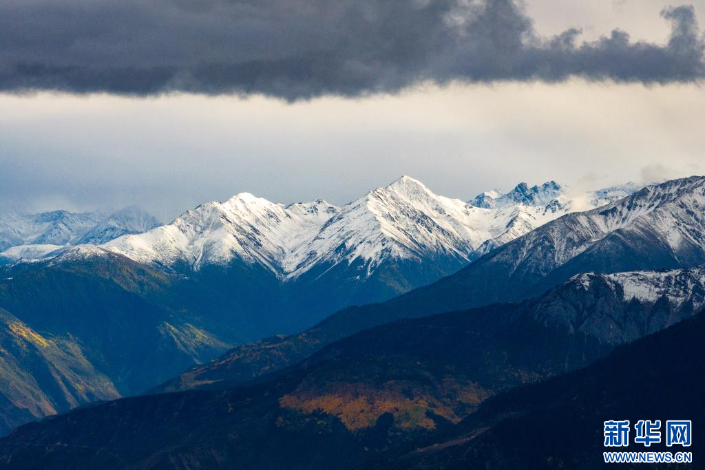 10月13日，在西藏昌都市八宿县境内川藏公路沿途拍摄的雪山（无人机照片）。新华网 旦增努布 摄